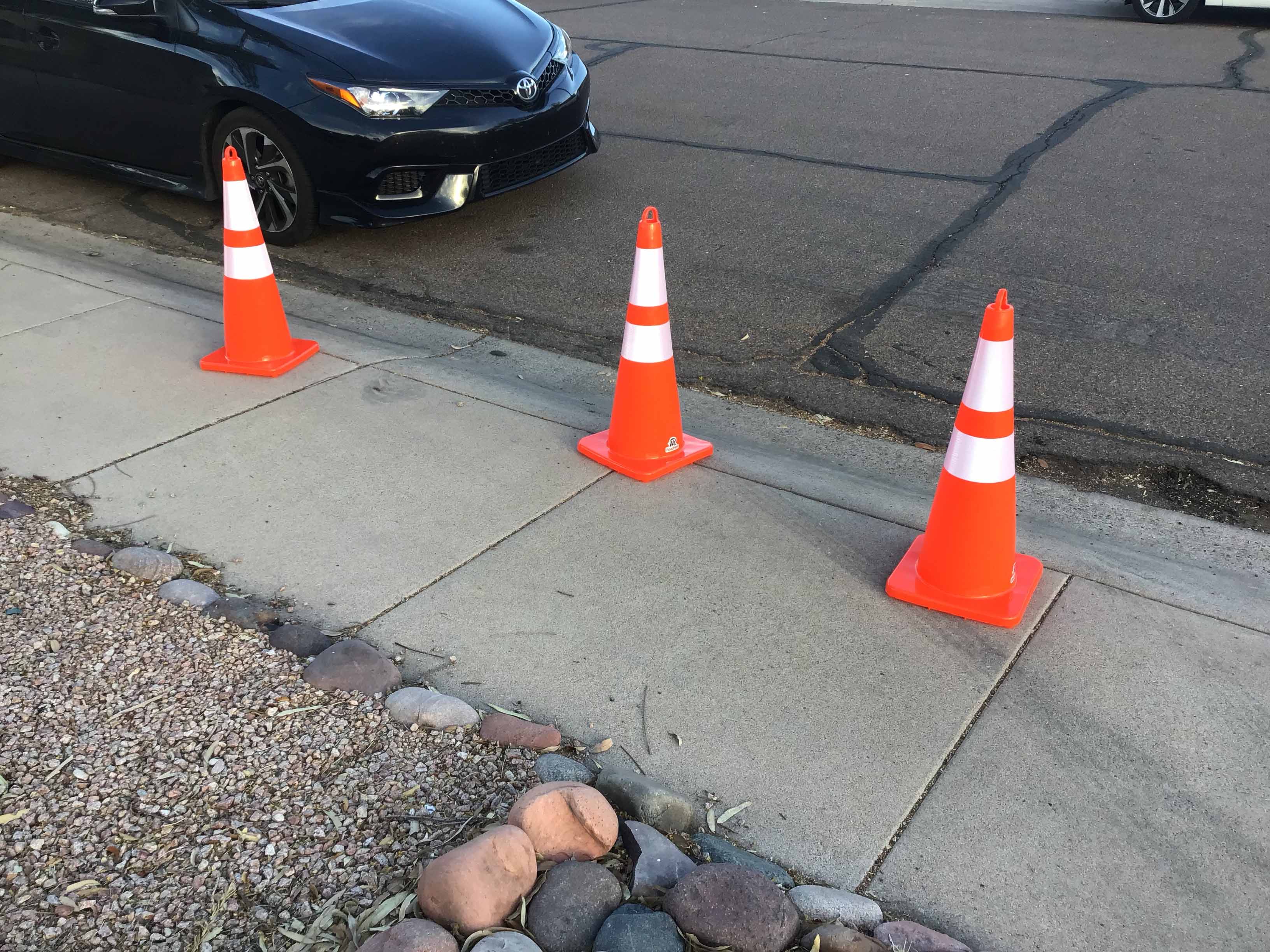 traffic cones (28-inch)