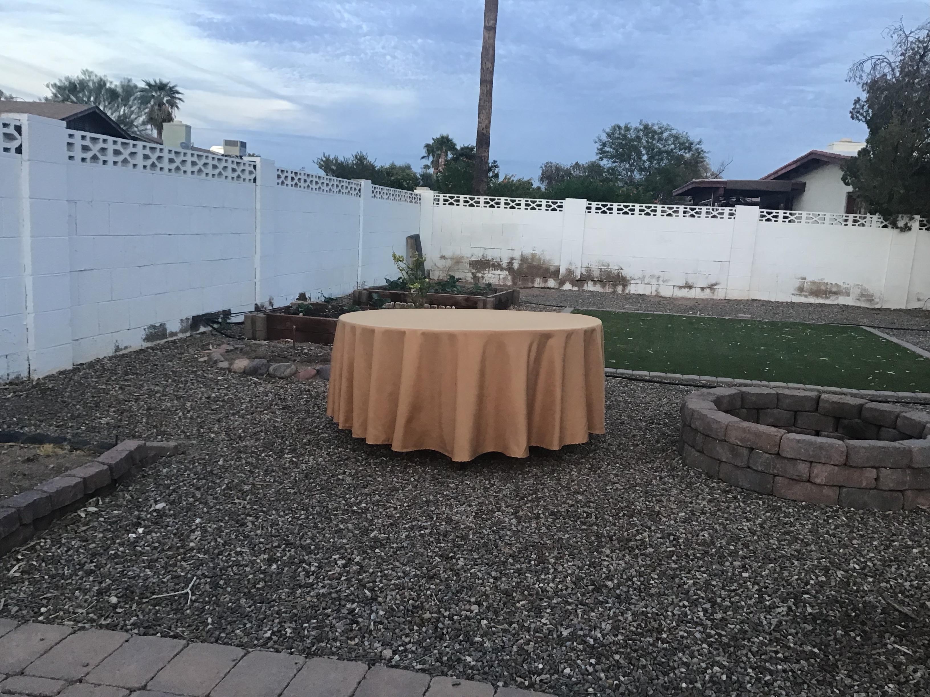 round tablecloths (gold) - 108