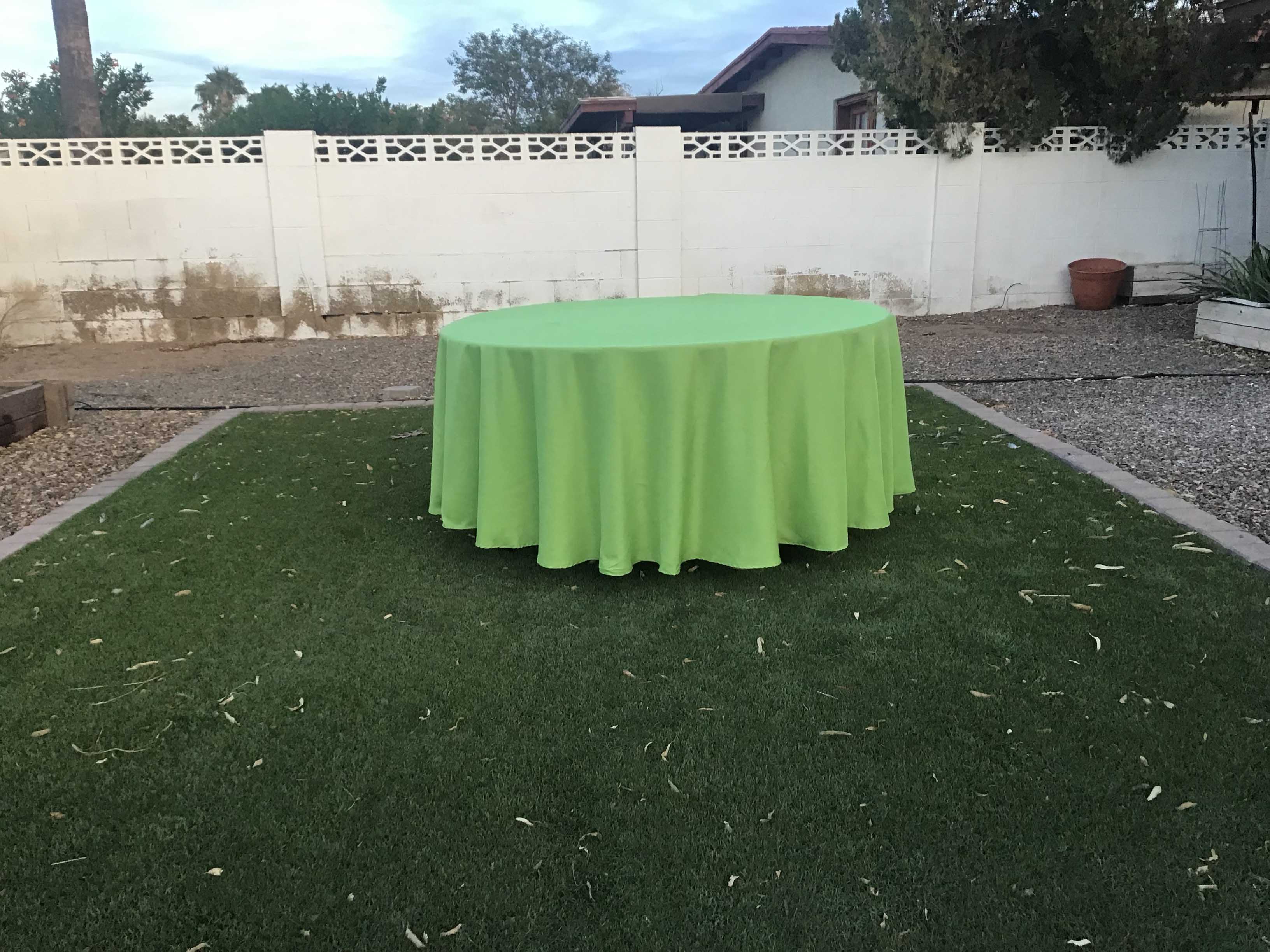 round tablecloths (apple green) - 108