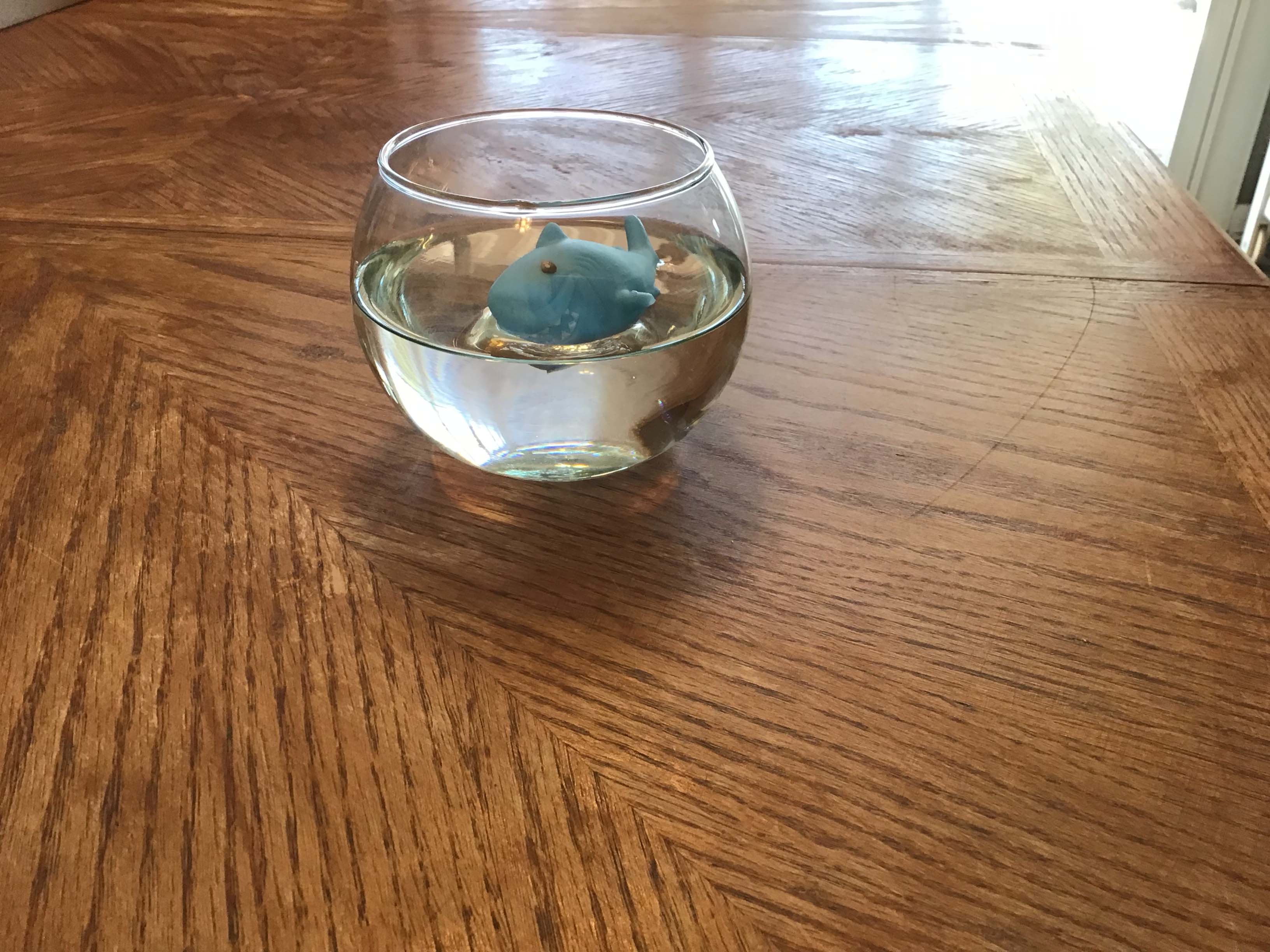 glass fish bowl vase (3.3 x 2.8 x 3.5)