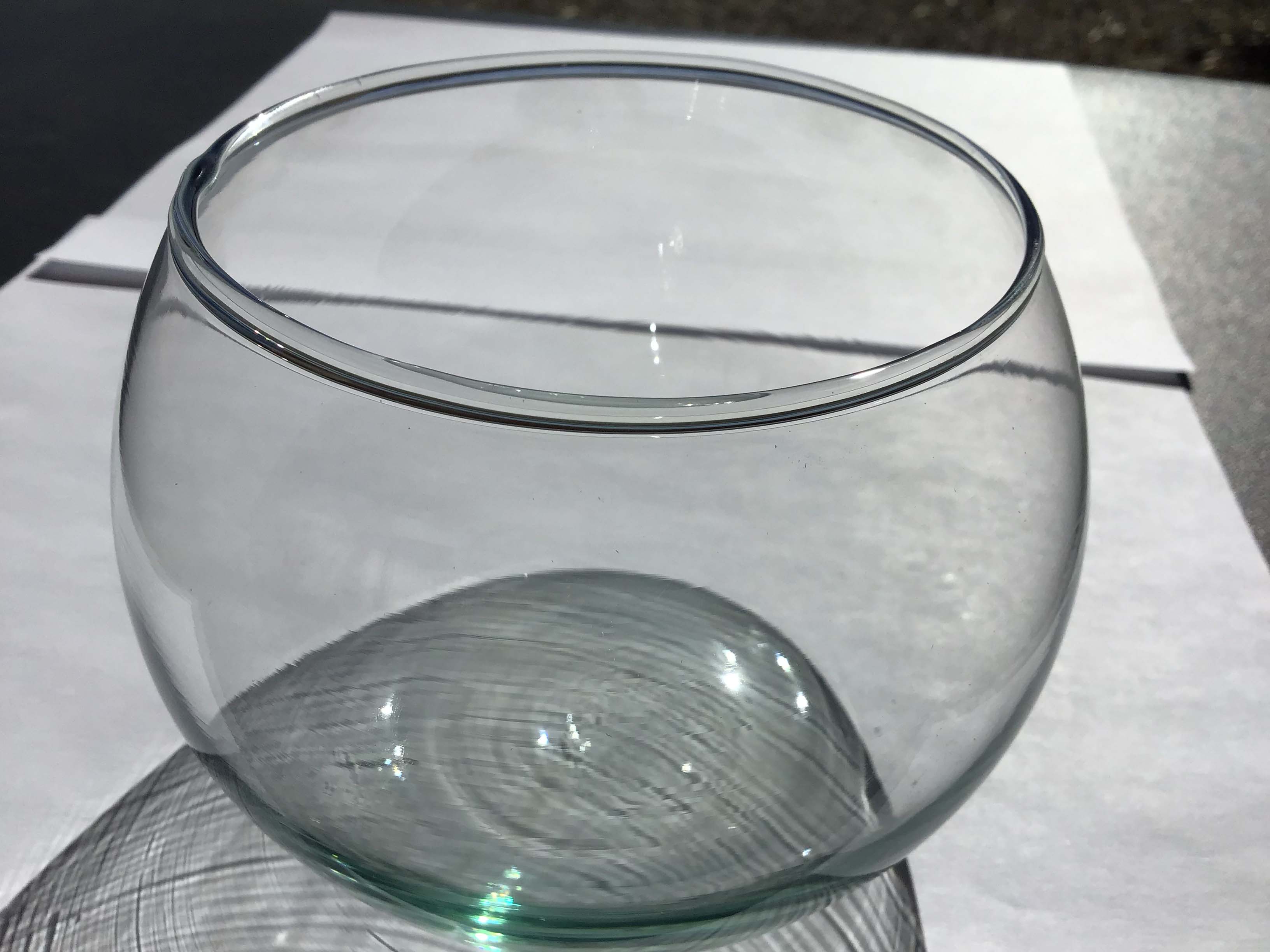 glass fish bowl vase (3.3 x 2.8 x 3.5)