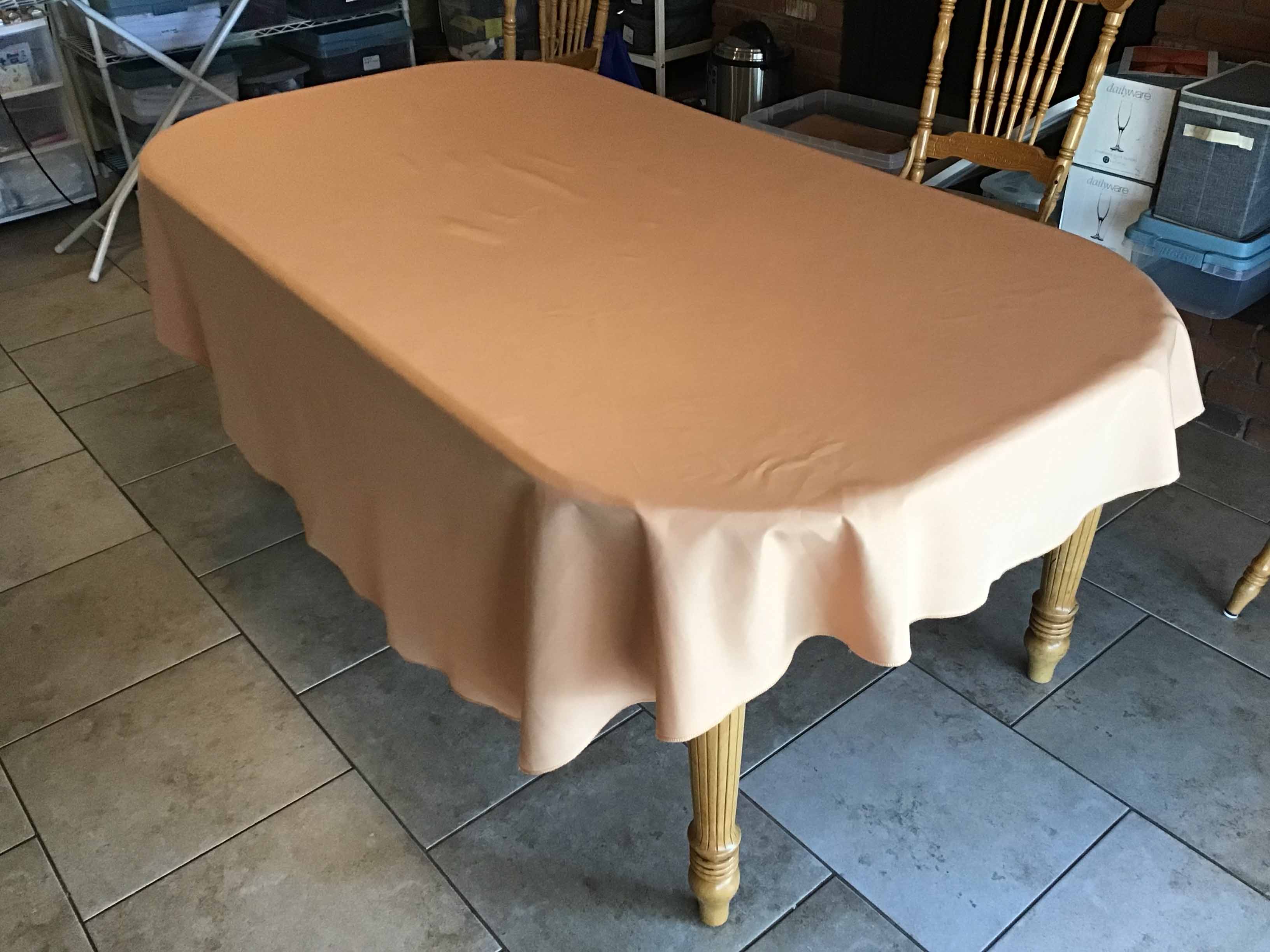 round tablecloths (peach) - 90