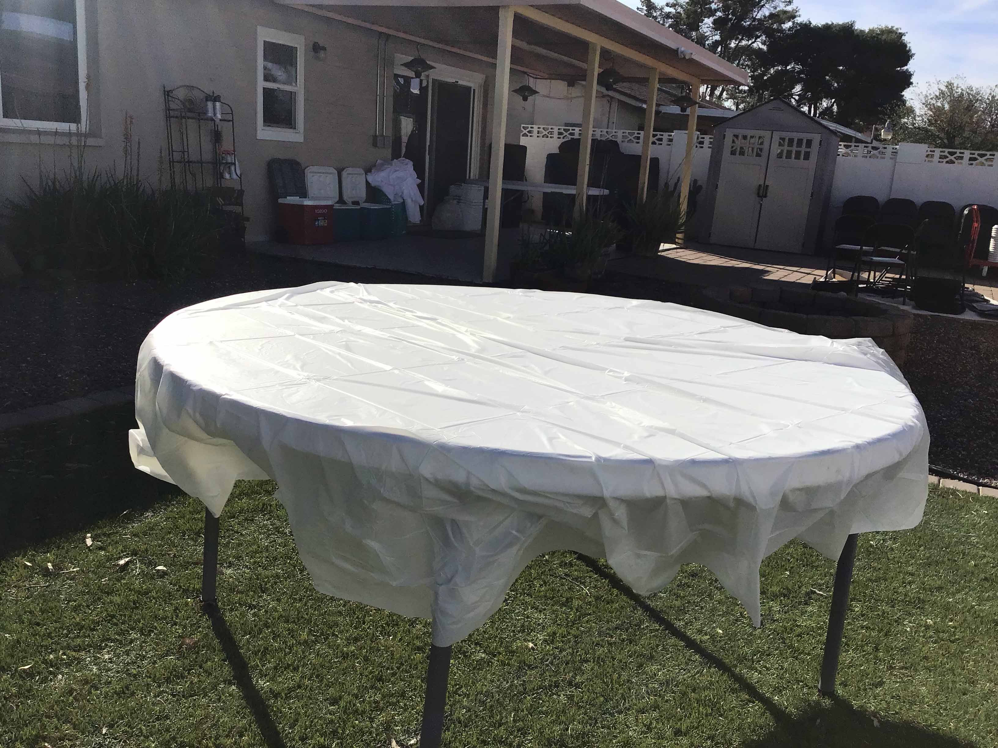 round tablecloth (white, disposable, plastic) - 84