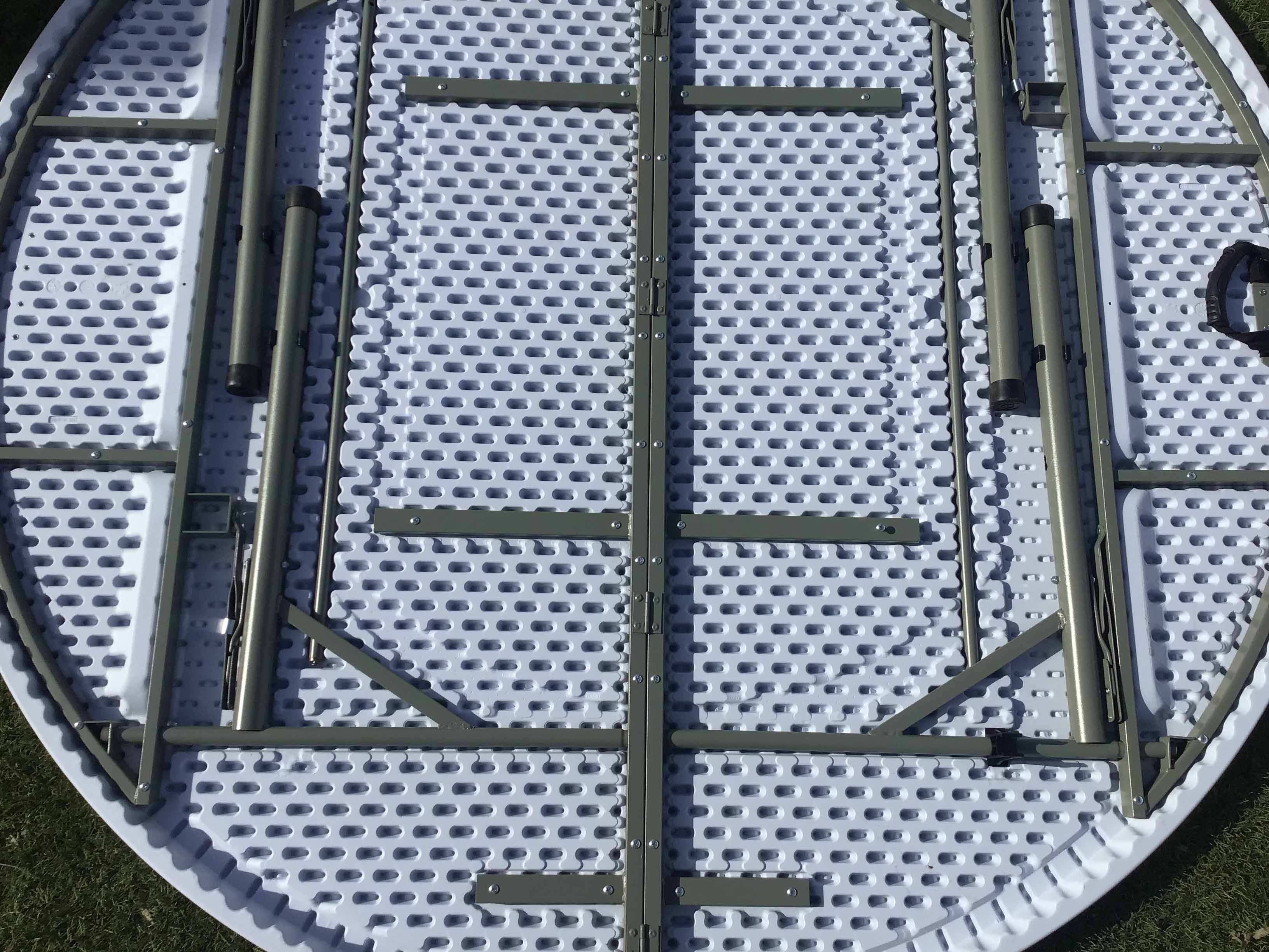 6 foot round tables (bifold)