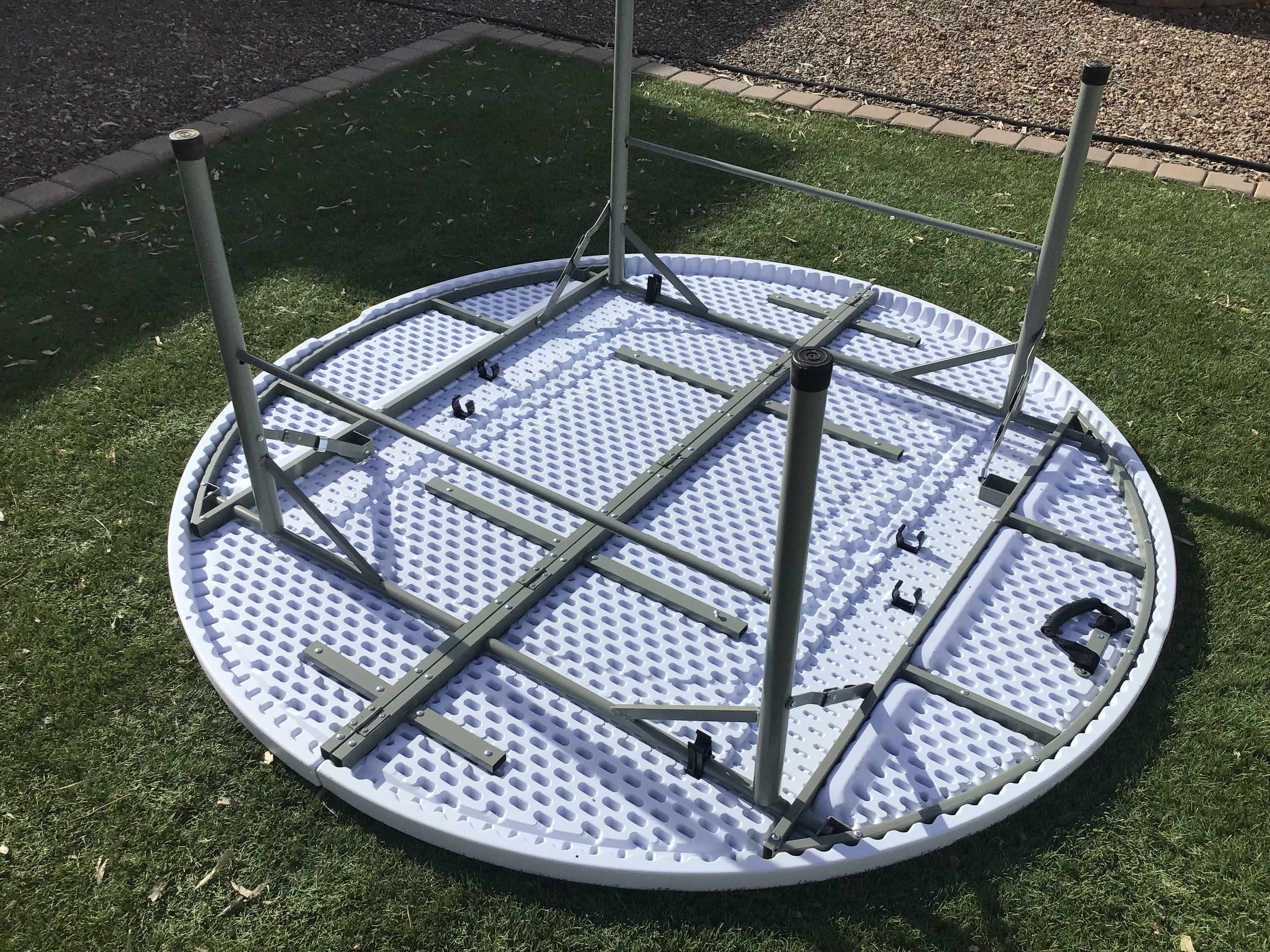 6 foot round tables (bifold)