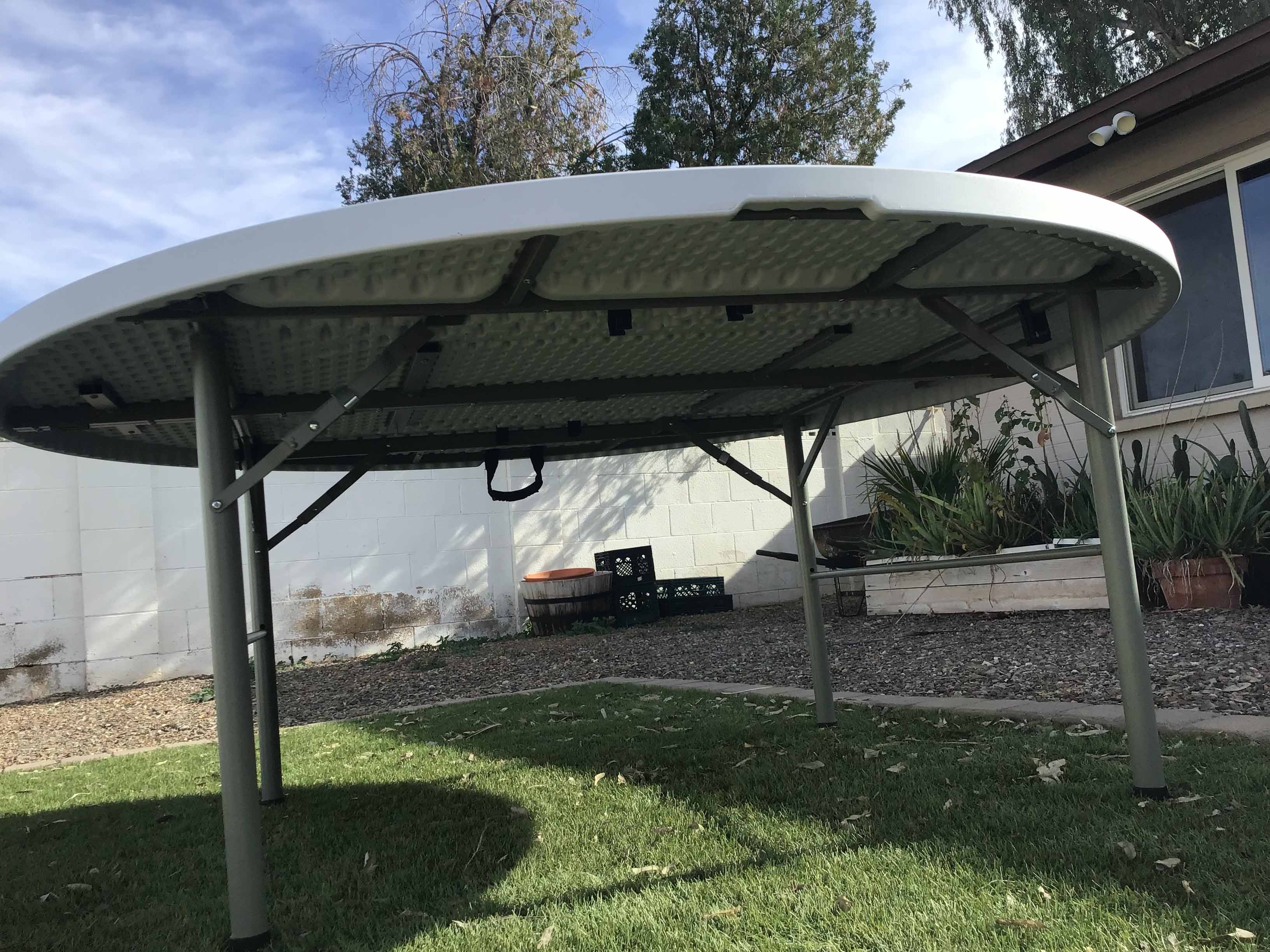 6 foot round tables (bifold)