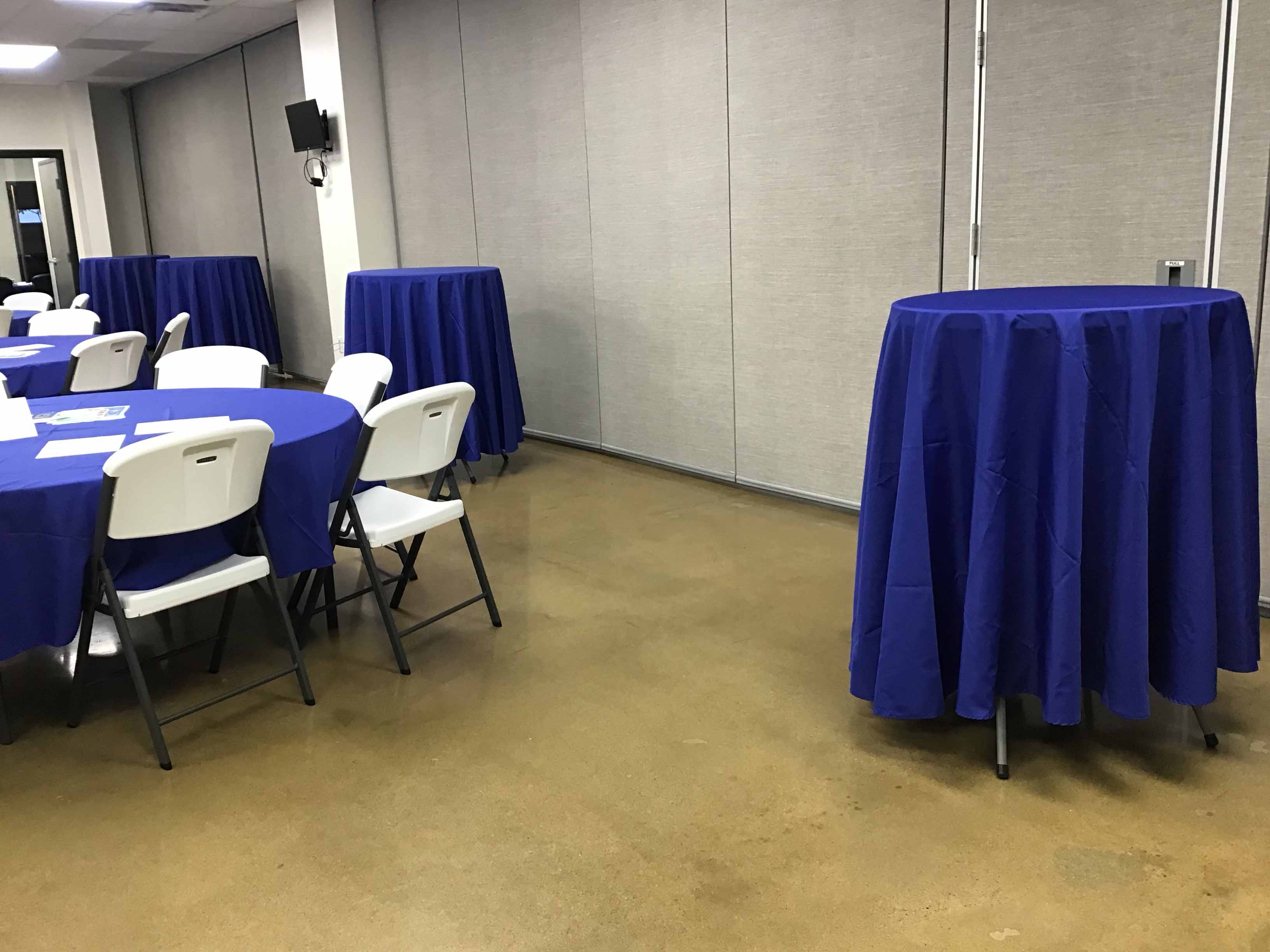 round tablecloths (royal blue) - 108