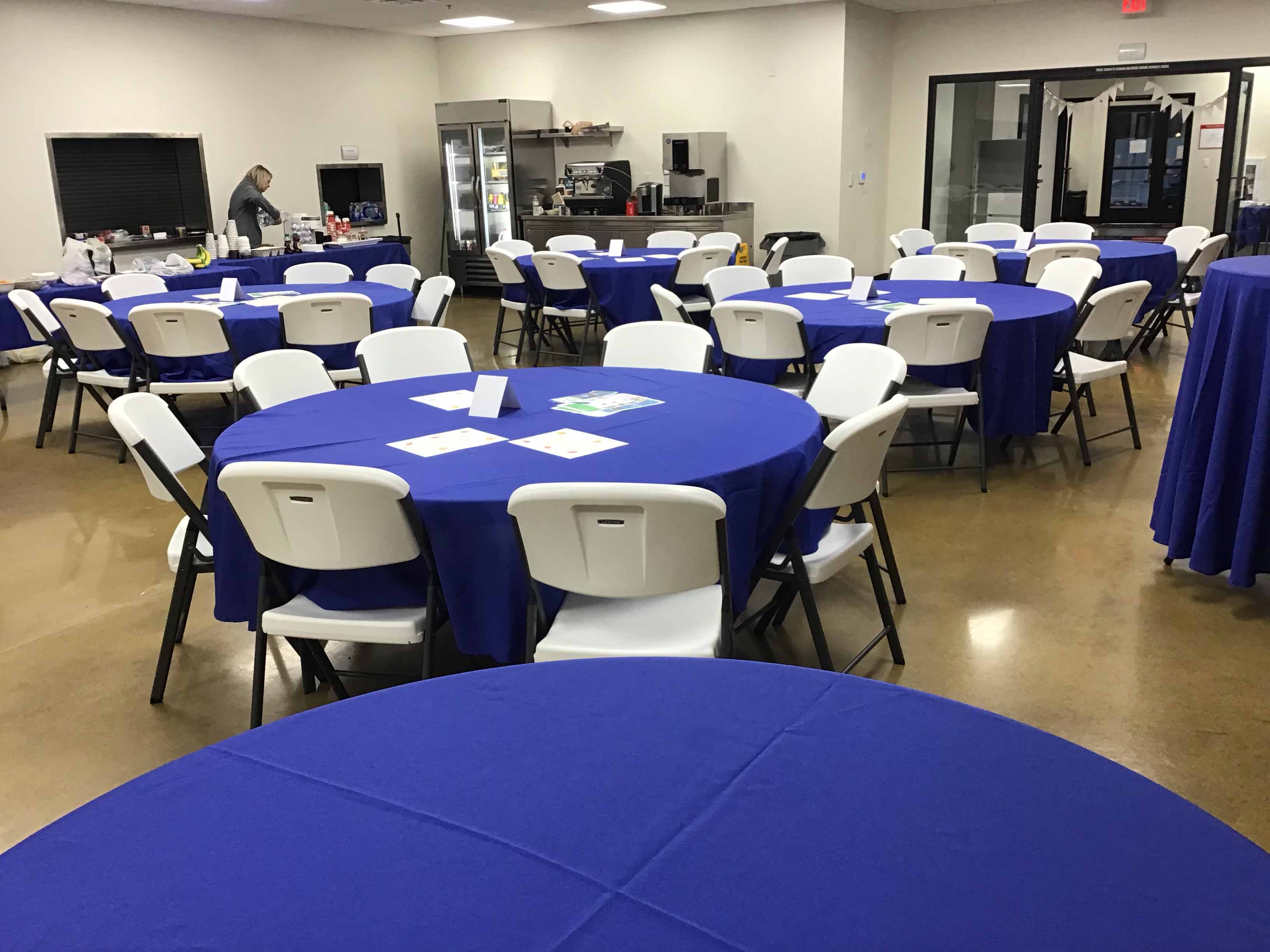 round tablecloths (royal blue) - 108