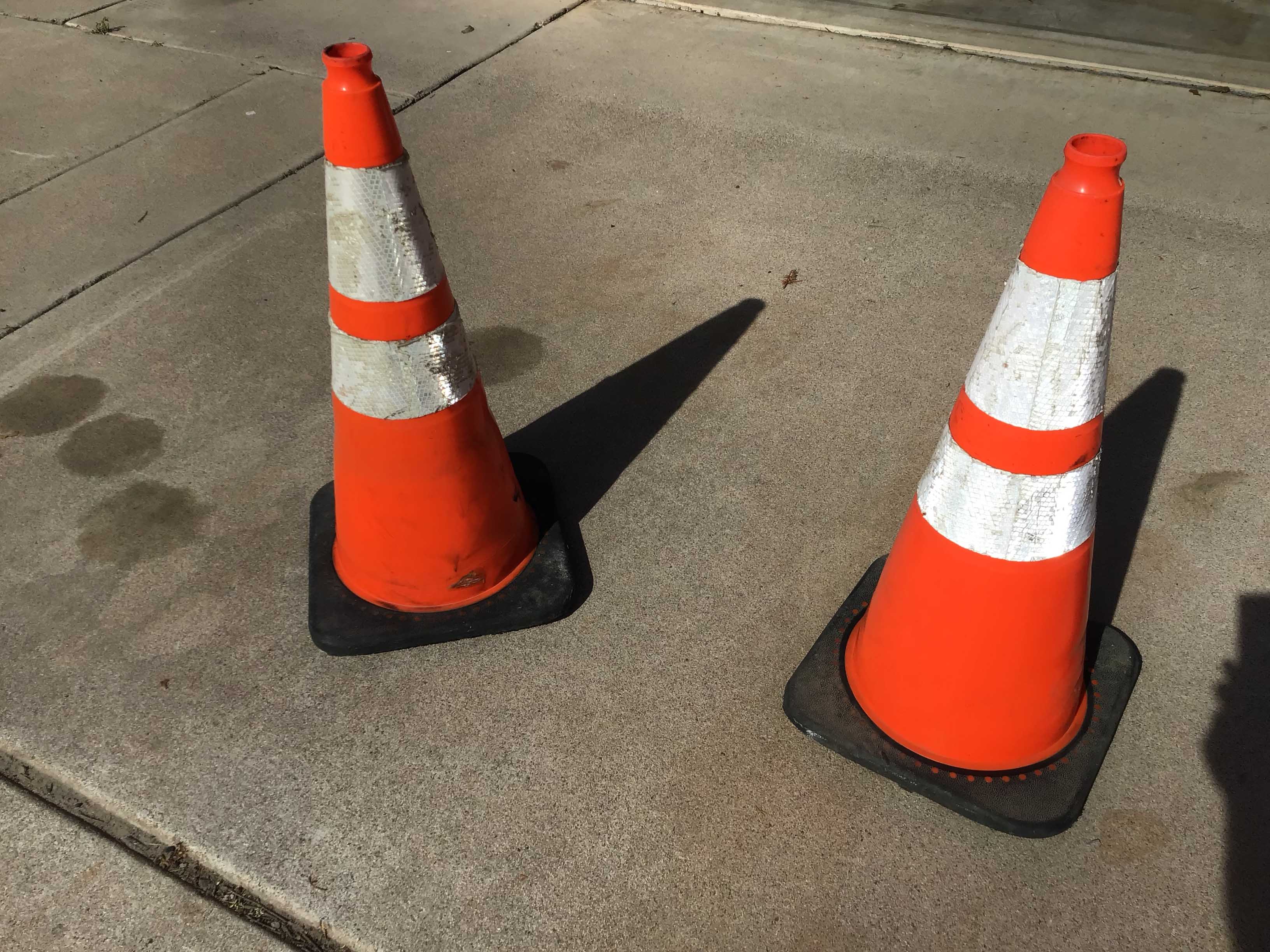 traffic cones (28-inch)